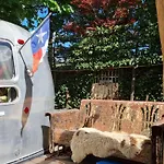 לינה וארוחת בוקר Airstreamnb Schayk