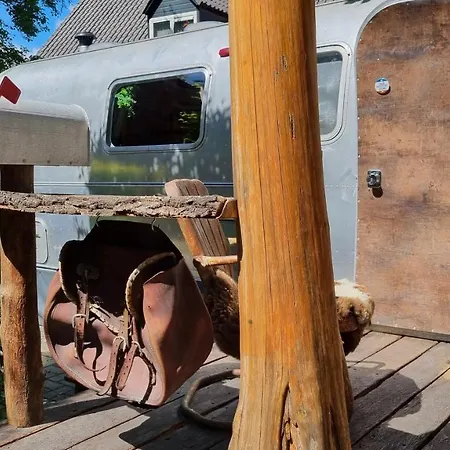 Alojamento de Acomodação e Pequeno-almoço Airstreamnb Schayk